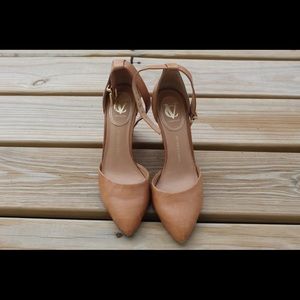 Signature by VC cute beige shoes